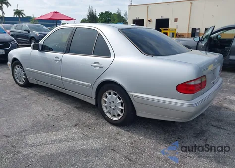 2001 Mercedes-Benz E 320 из США, поврежденный, VIN WDBJF65J81B190397